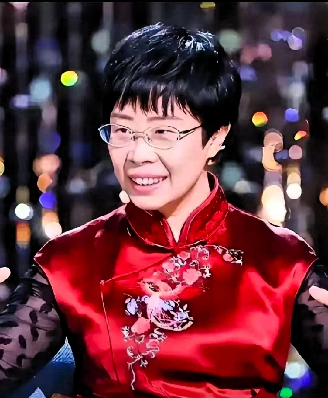 你敢信吗？前阵子还在诗词大会上温温柔柔讲唐诗宋词的蒙曼，就因为聊了几句清朝，直