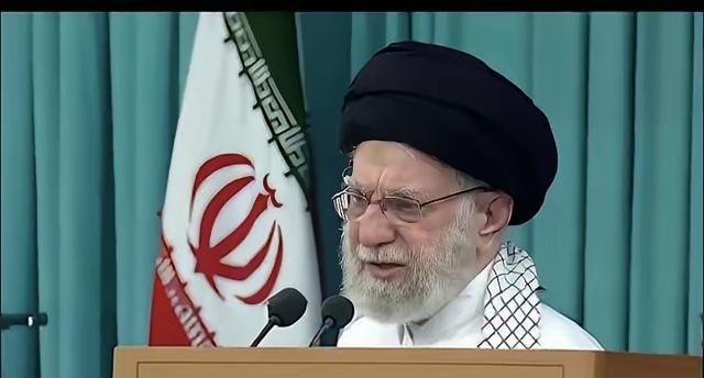 哈梅内伊进了地堡，不是因为怕死，是因为他要按下那个“同归于尽”的按钮！外媒都在盯