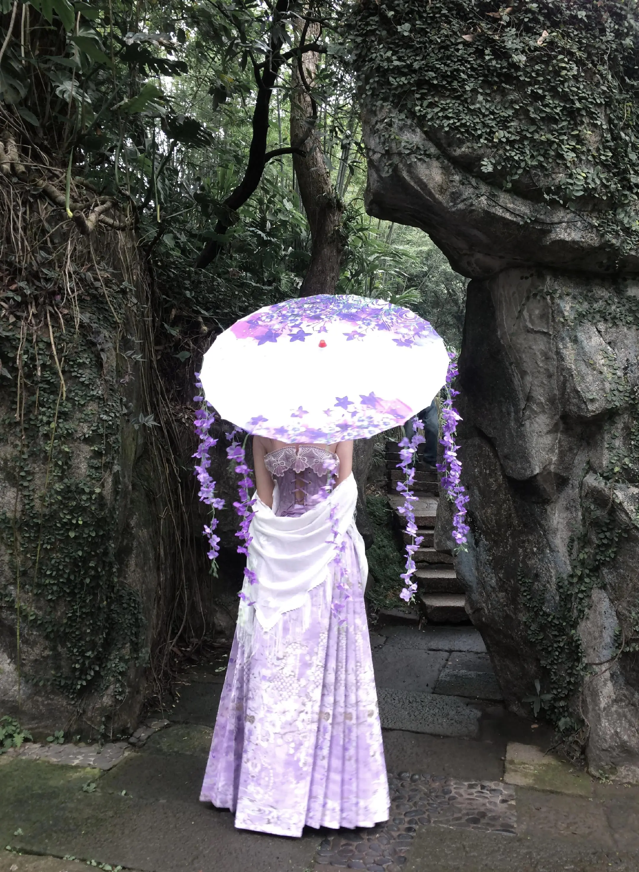 任花飘零水中流。