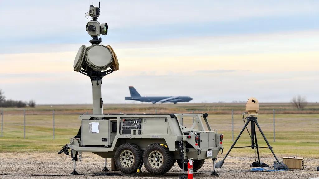 为应对日益严峻的无人机威胁，美军在国内重要机场部署了反无人机系统。照片里展示的是