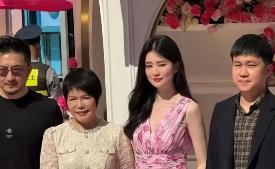 乔欣妈妈二婚嫁上海富豪，很好奇二婚带个孩子还能嫁入豪门，是不是长的很貌美，结果一