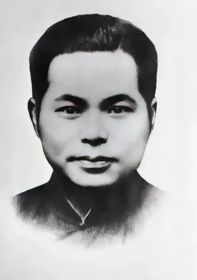 1946年，国军少将趁着夜色，闯进了一个地下党员家里，他用枪顶着地下党员的脑袋，