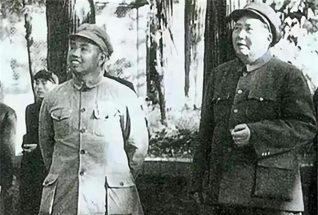 1976年，在毛主席的灵堂外，别的委员都进去了，只有许世友进不去，卫兵拦住许世友