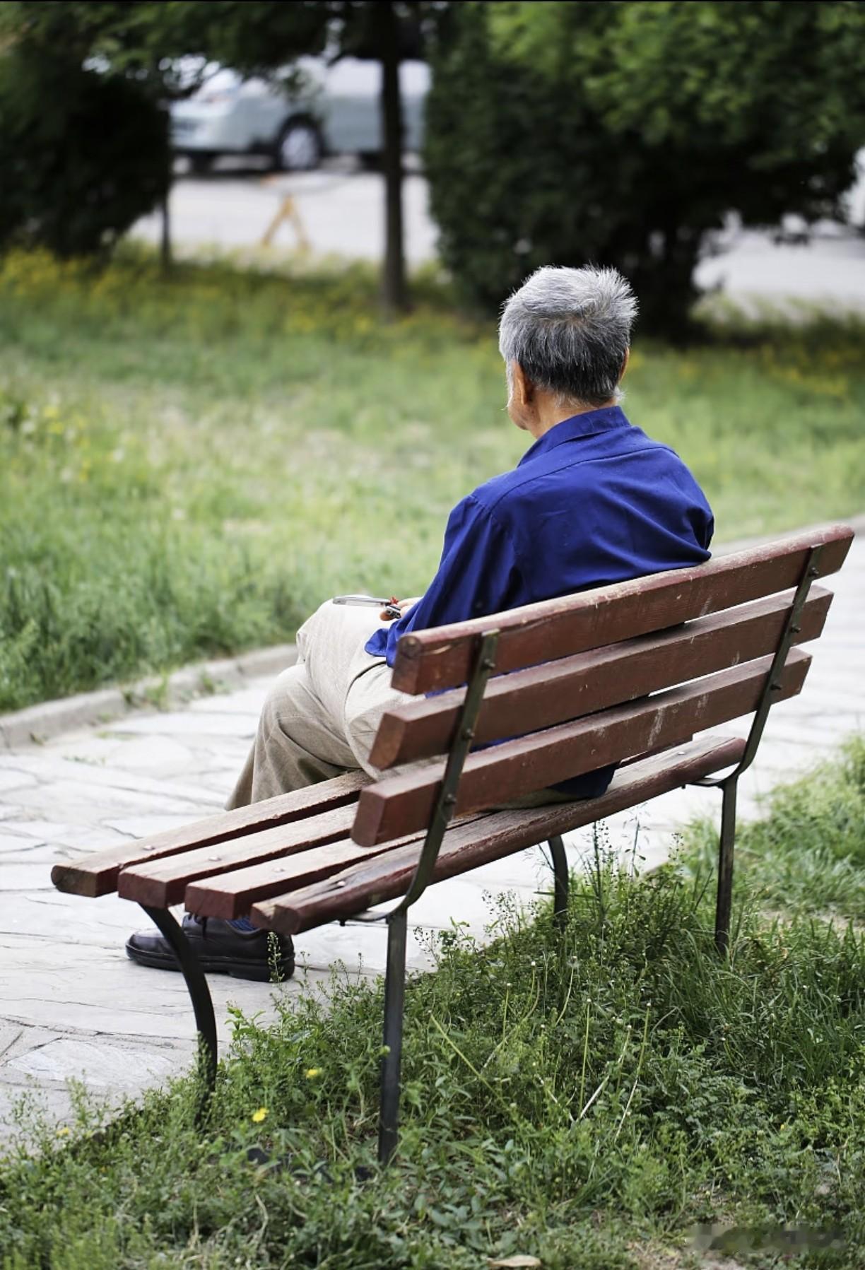 老王，齿轮厂一个大半辈子闷头干活的老实工人，企业效益不好，他老婆挣的钱也不多，日