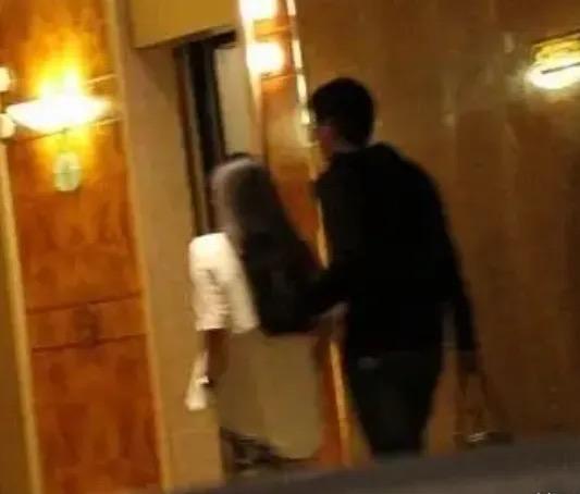 山东潍坊，已婚女子长期隐瞒家人在外私会男人，大半夜的跟外面的男子潇洒，饮酒后二人