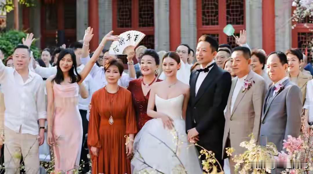 小菲的婚礼真的是太棒了，看得出来，很用心去准备，很好，超级美。这才是小菲想要的婚
