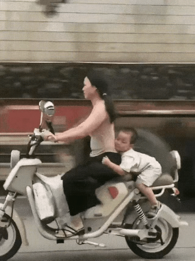 当妈的心可真够大的。我还见过小孩反着坐，在后座上玩玩具，看着着实让人胆战心惊，孩