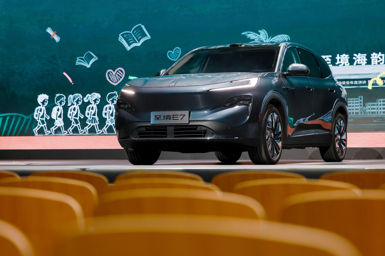 孩子在车上突然哭闹，你除了哄还能怎么办？带娃出门，最怕的就是半路哭闹。你一边开