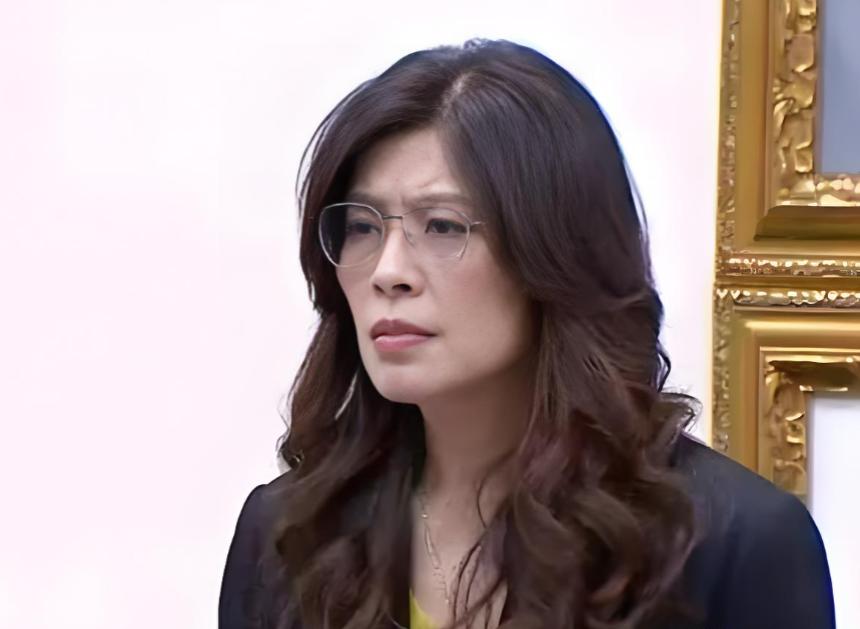 郑丽文最近算是栽了个大跟头。早在5月初，郑丽文就迫不及待对外公布了访美计