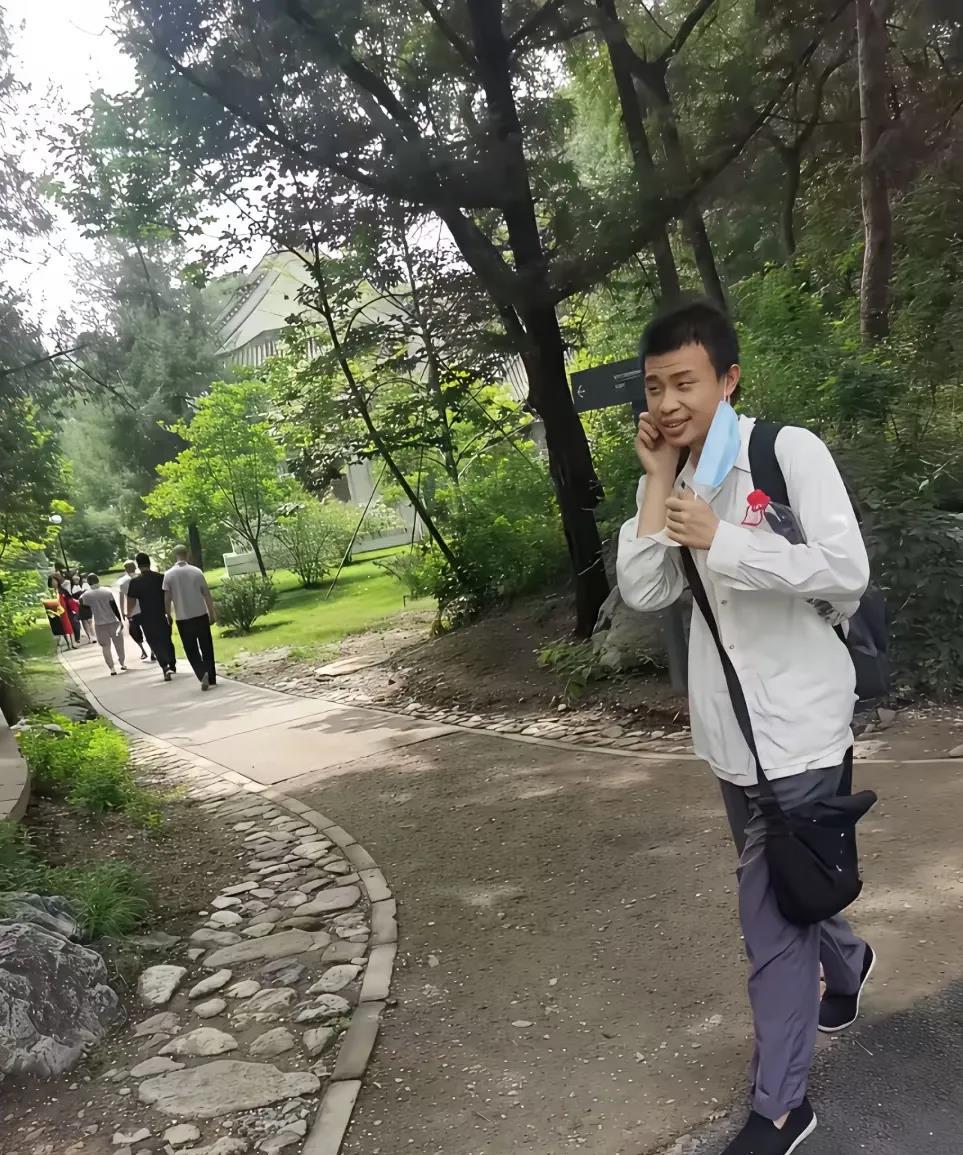 我住北大附近的表妹说，韦东奕最近可能要遭殃了！因为成功晋升副教授后，又出现了