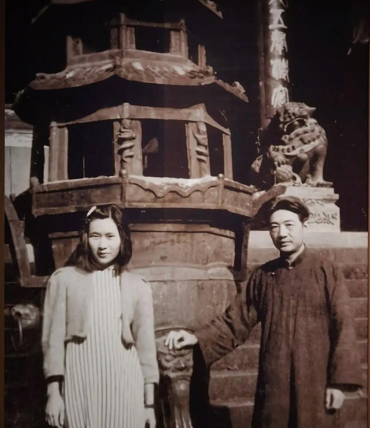 1973年7月15日毛主席阅徐悲鸿的妻子来信。徐悲鸿的妻子廖静文在信中说：在八