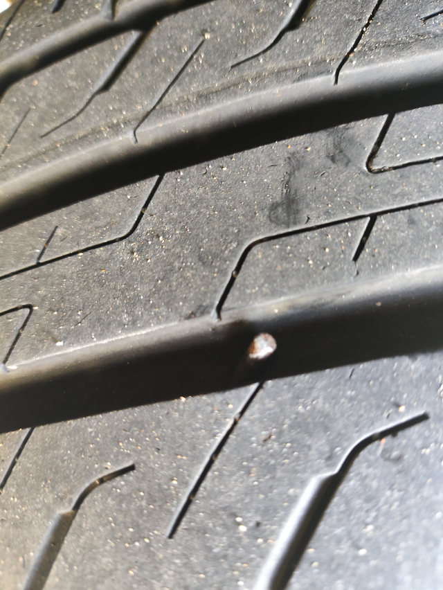 一大早发现胎压过低早上正常送媳妇去上班，迷迷糊糊的，开出一公里才发现右后轮胎压