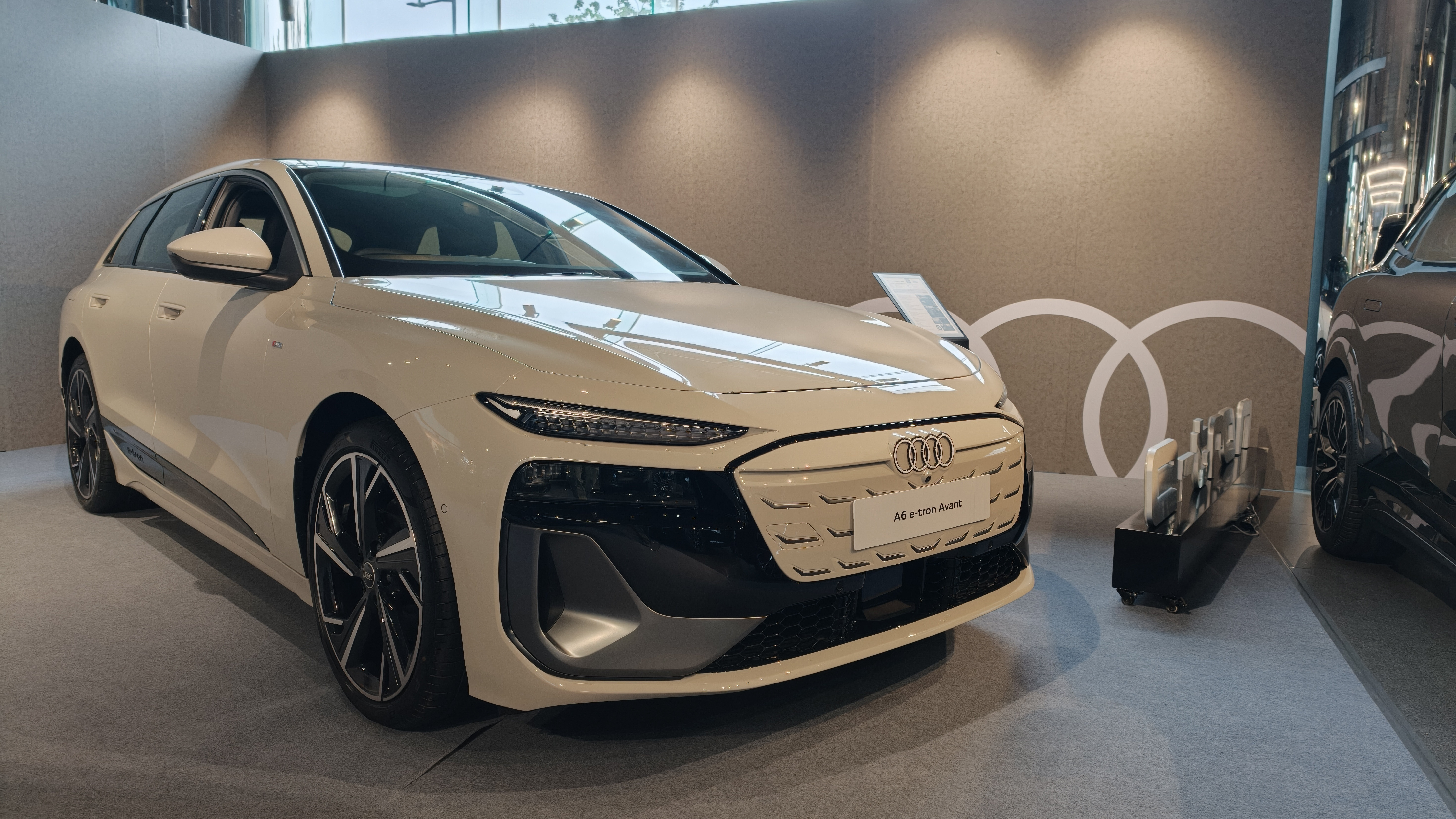 终于看到了奥迪A6e-tronAvant了[爱心]旅行车外观设计，奥迪还是y