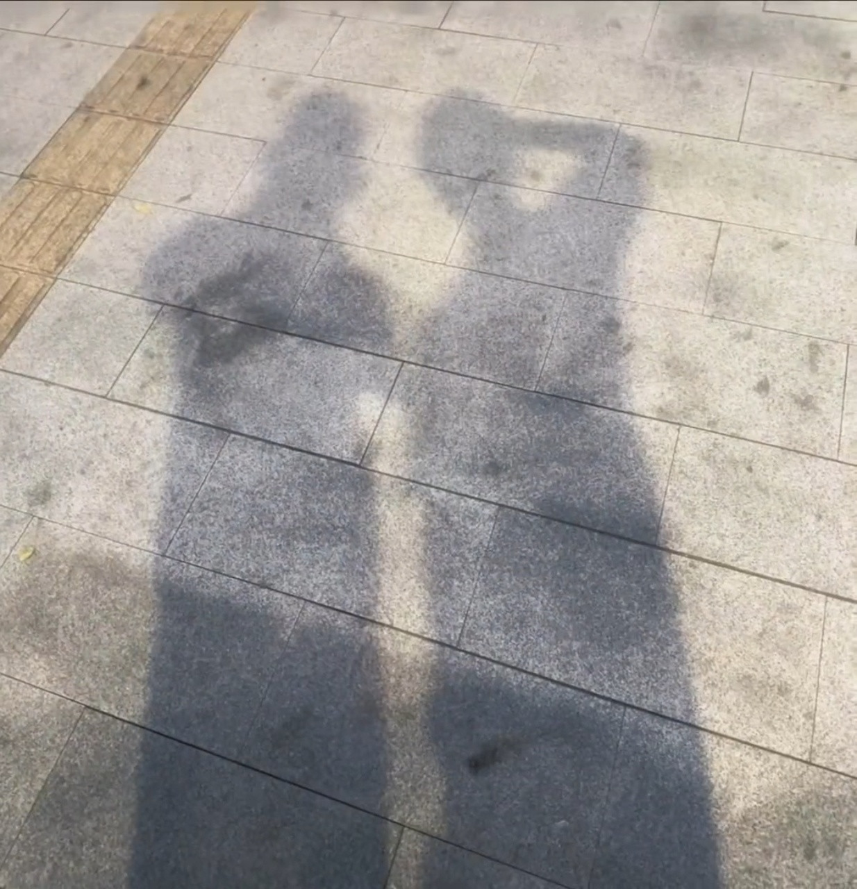 我妈在那一扭一扭的