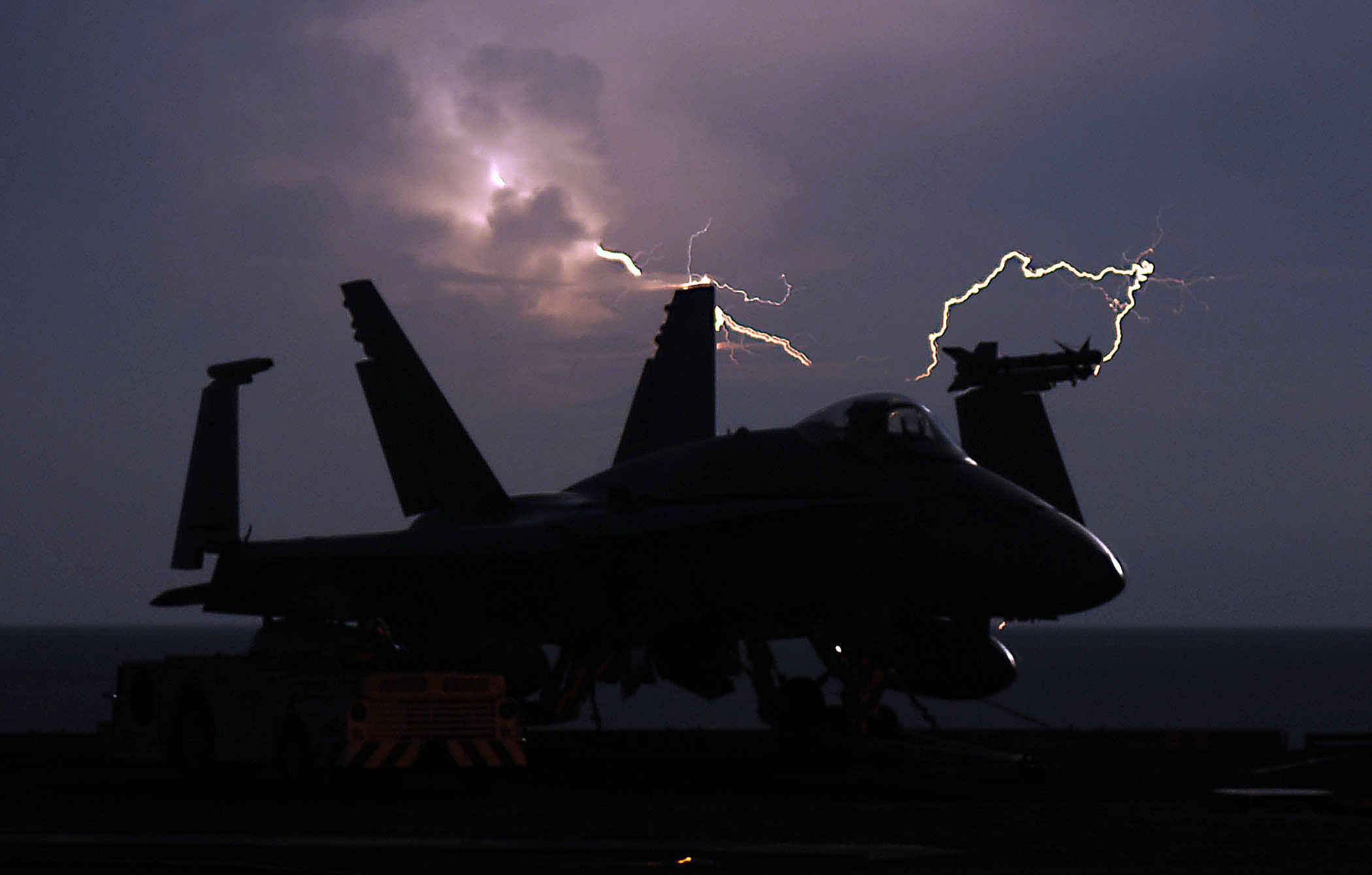 普通虫变身F-35C瞬间​​​