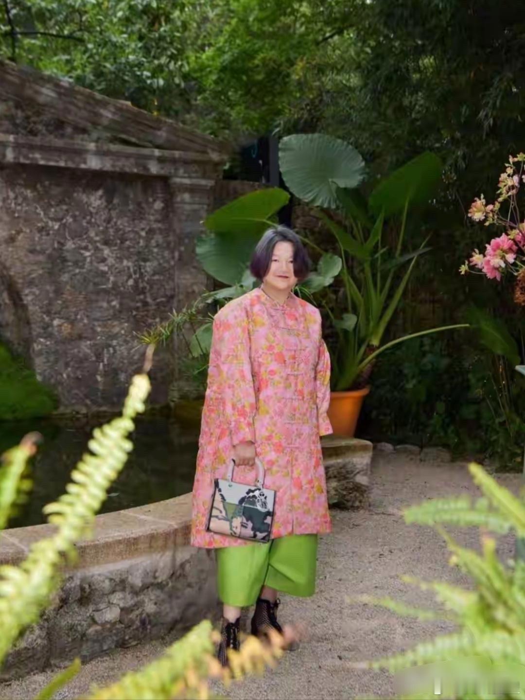 洪晃这打扮在一群人当中真醒目。