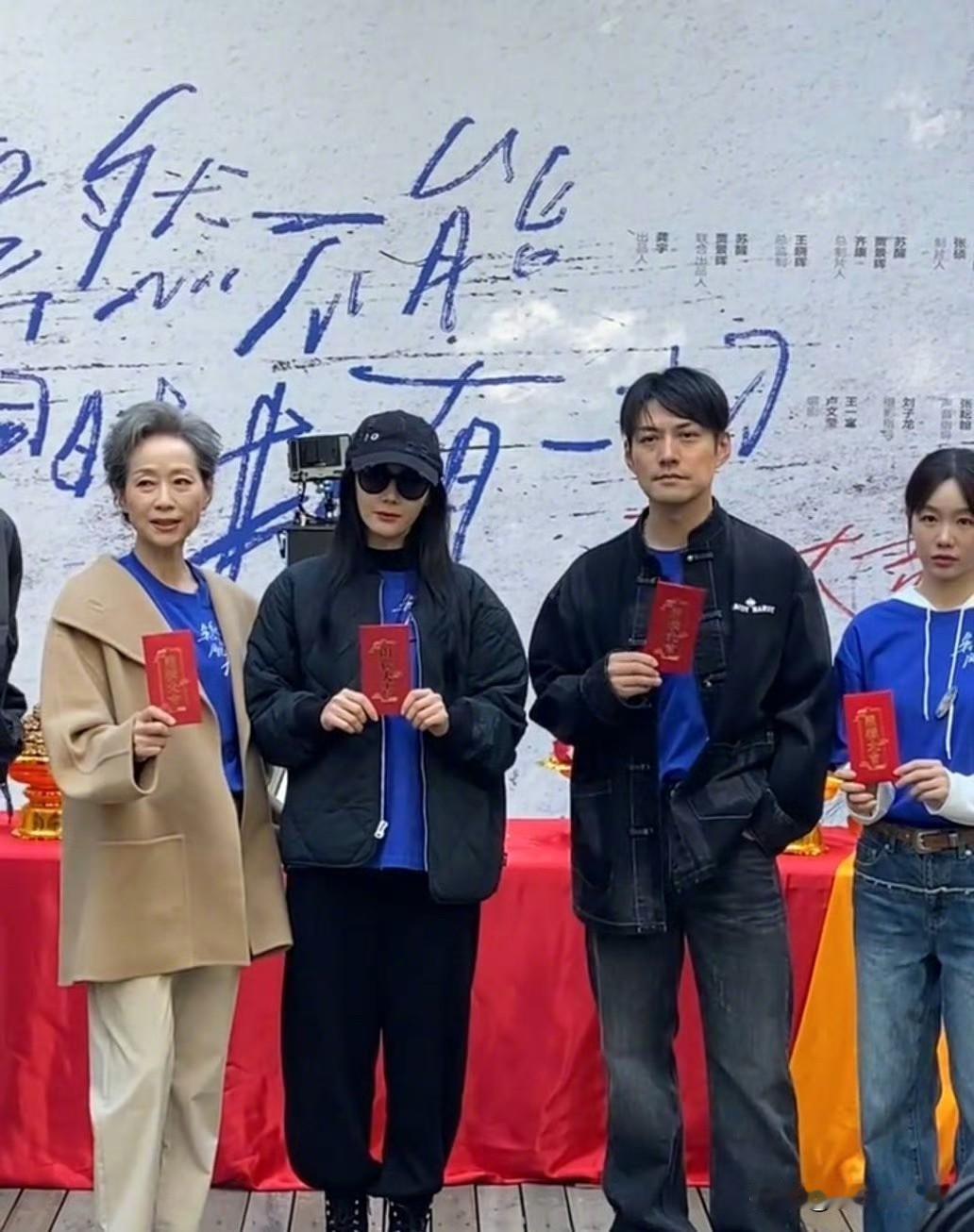10月24日，迪丽热巴新剧开机，《虽然不能同时拥有一切》一人分饰两角，都市奇幻微