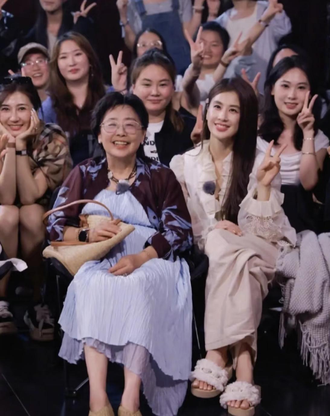邓妈妈真的说到做到，她说上节目是为了女儿，要尽全力为女儿谋后路，所以参加综艺，一