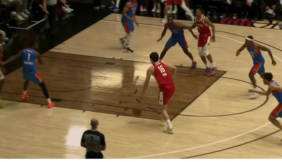 小杨首节6分，不过又扣飞了，那个不可置信看着篮筐的小表情杨瀚森单手反扣杨瀚森G联