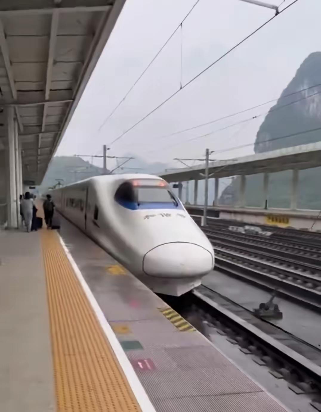 一个英国人在中国坐完高铁，心态崩了。他拍了段视频发到网上，大意是：你们中国的