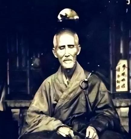 1943年初，蒋介石拜会了104岁的虚云大师，询问抗日战争的结果，大师听后不语，