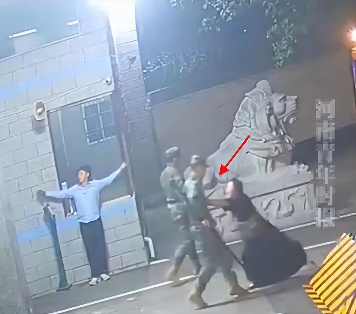 深夜推搡执勤哨兵，她的一推，直接把自己送进了看守所凌晨的武警营区门口，一名