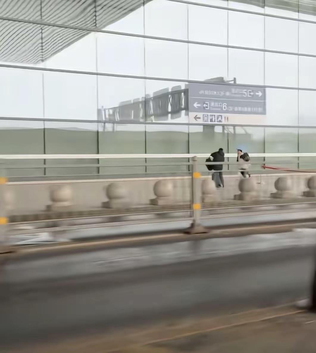 郑州高铁站这事儿也太逗了！妈妈送完儿子乘车，见他在站台狂奔追来，感动拍视频配温情