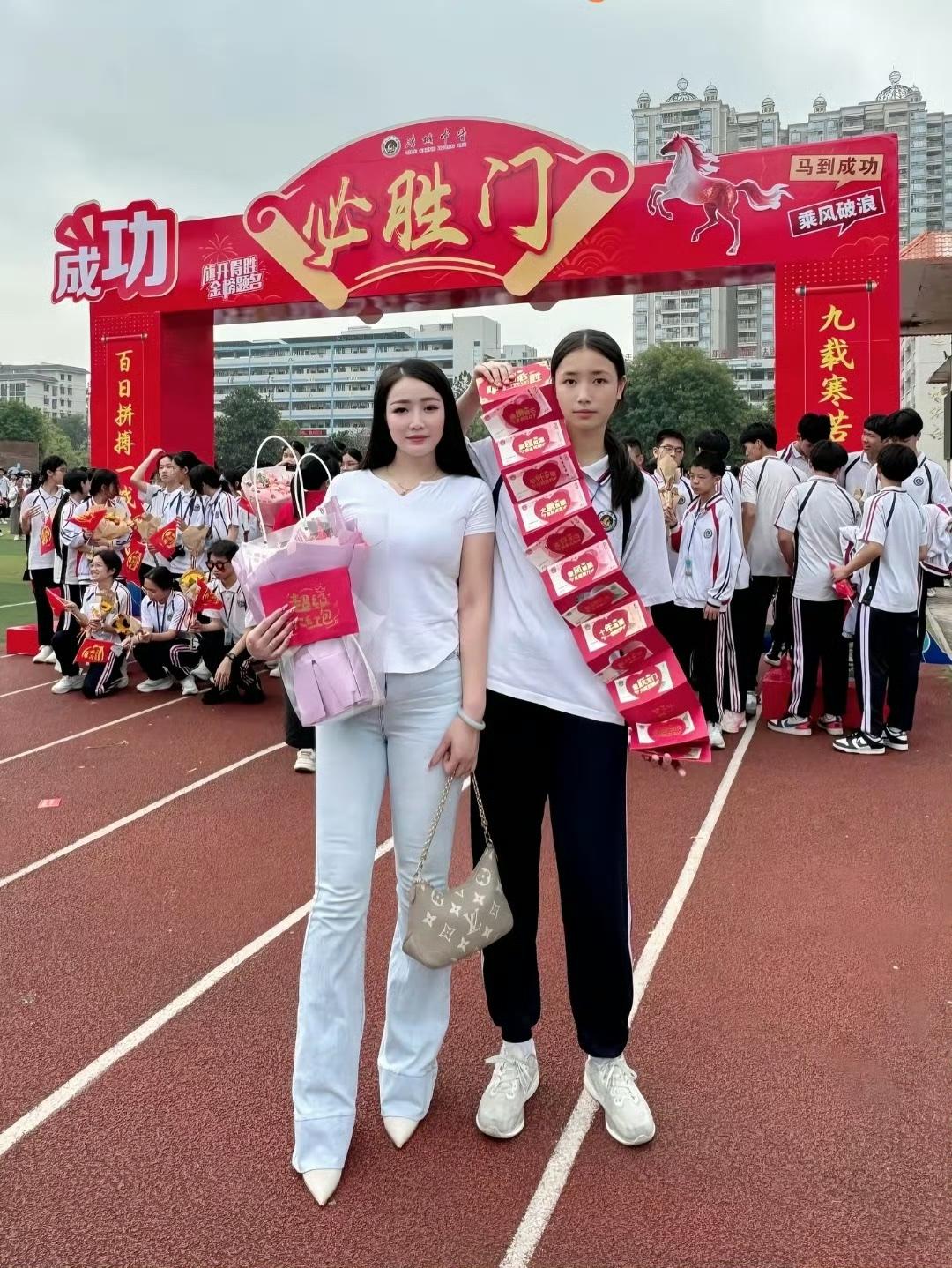 最年轻的妈妈，没有之一。