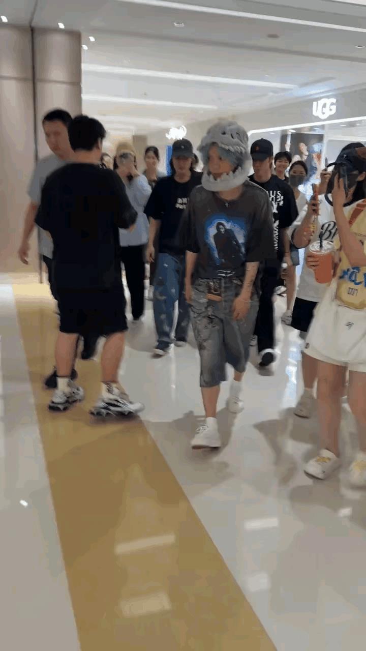 鹿晗这身穿搭，估计又要把之前积攒的好人气给败坏光了！本来鹿晗这次复出，大家对他