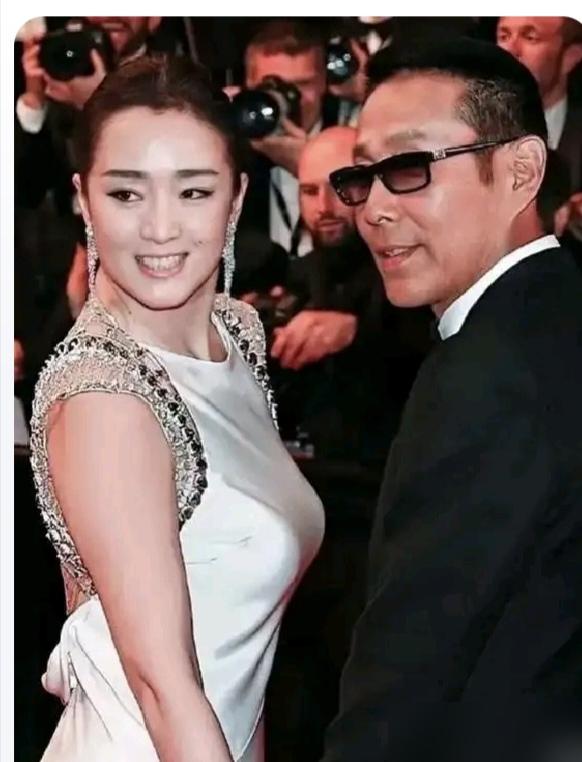 巩俐那个捂嘴笑，你真以为是娇羞？错了，那是被陈道明、姜文、葛优三大影帝围猎时，一
