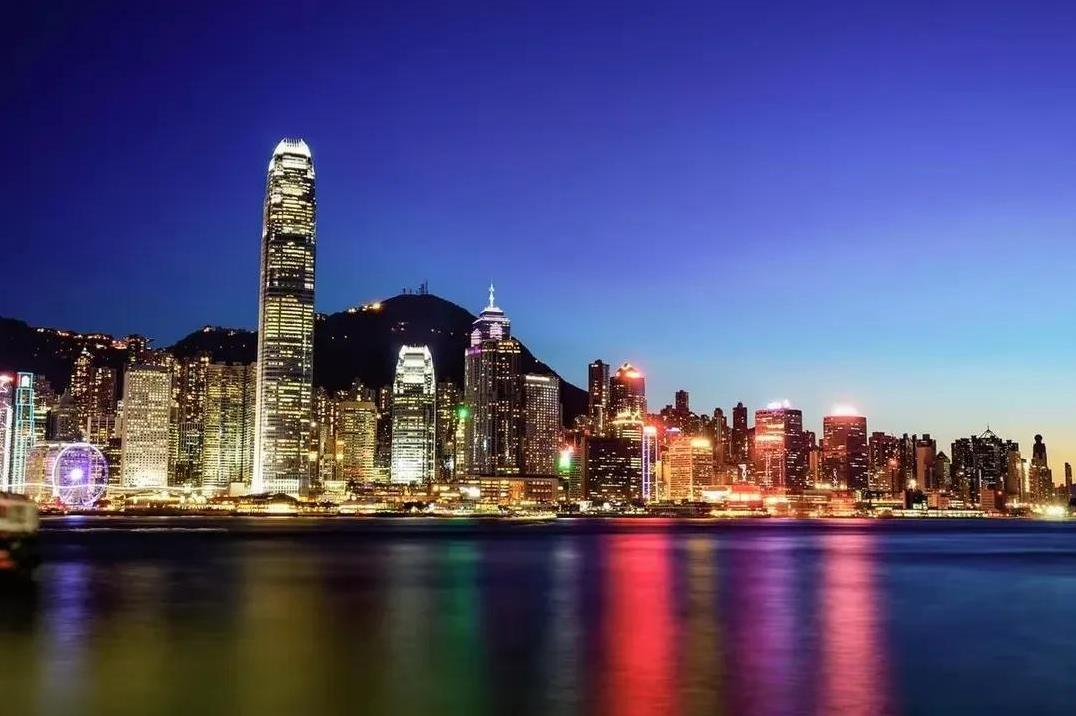 今天看到一条消息，香港立法会何议员，建议把香港的维多利亚港和皇后大道改名。香港回