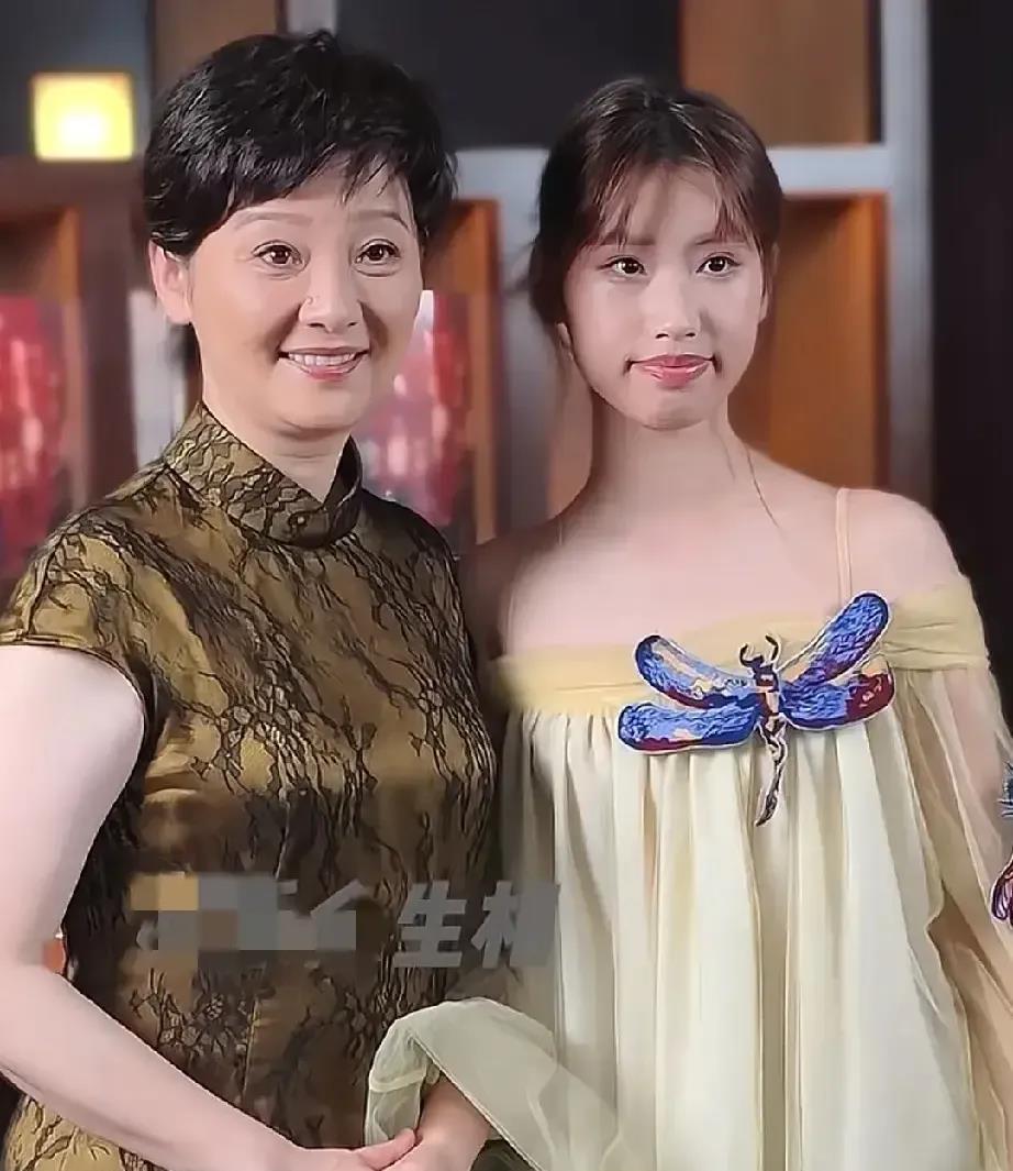 发现了没徐帆和冯小刚收养的女儿很不对劲万万没想到，她竟然随母姓，跟着徐帆姓，