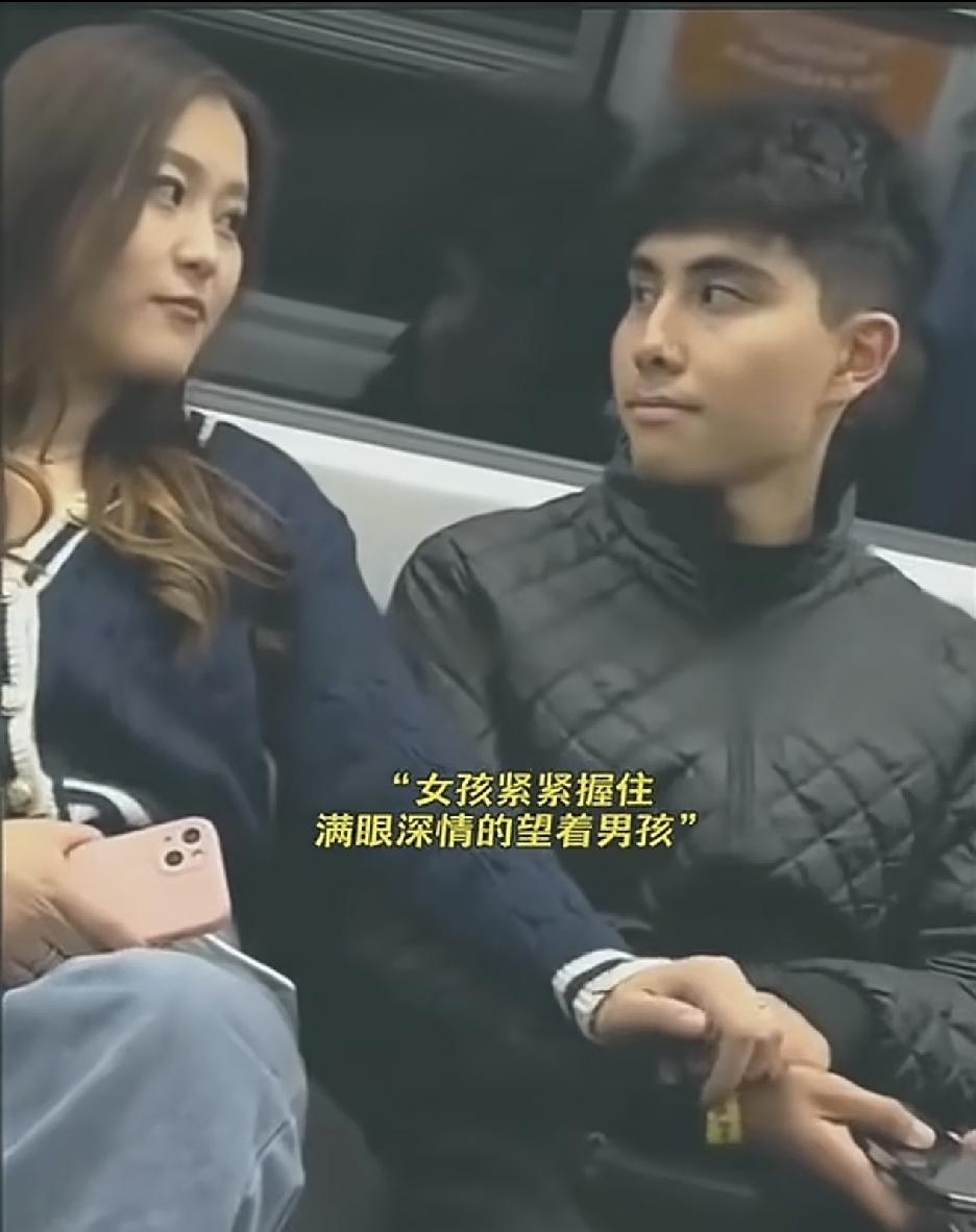 这是在动车上拍到的暖心一幕，一位女孩把心握在一位陌生男孩的手上，刚开始男孩还以是