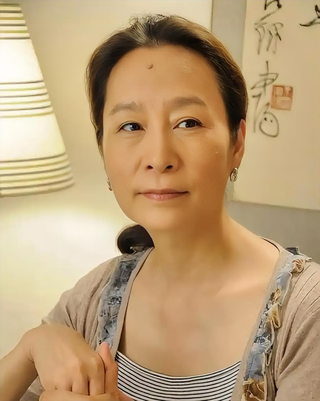 奚美娟，70岁，独居多年。一直居住在老城区的弄堂里，没有华丽的装修，地板擦得发亮