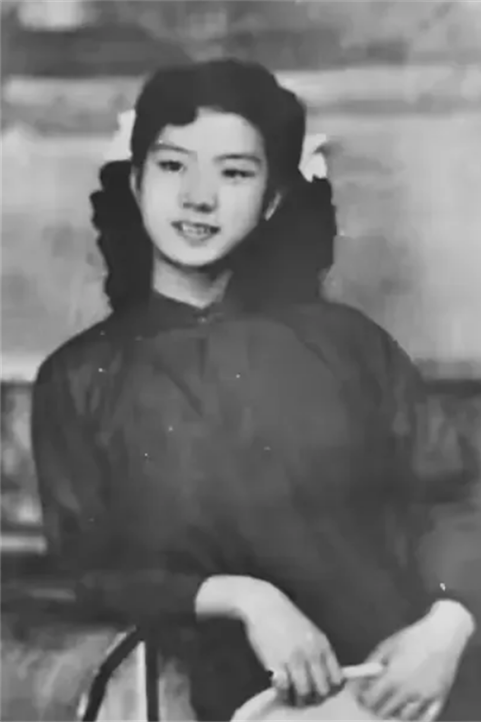 1949年，女战士刘惜芬不幸被捕，审讯时，特务头子毛森用刀划开她的衣服，轻蔑道：