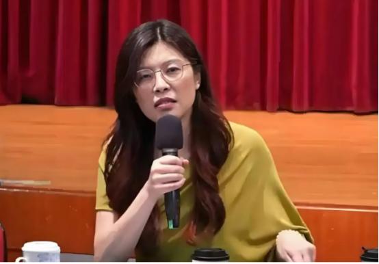 郑丽文和张亚中简直没有可比性，郑丽文的两岸论述是大概可以总结为“承认九二共识，但