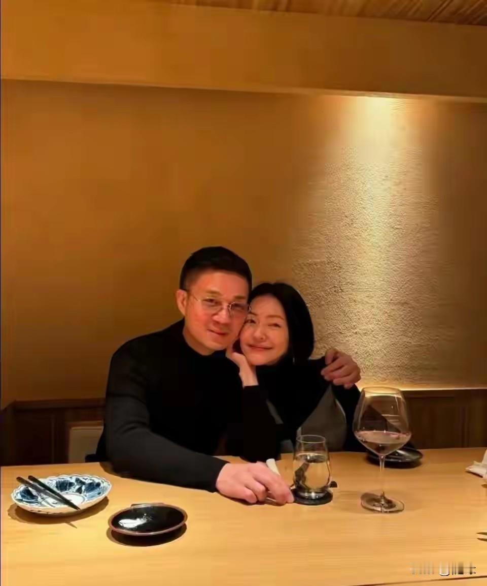 小S才是笑到最后的人！前几年，她老公许雅均经常被爆花边新闻，被老公“家抱”，甚