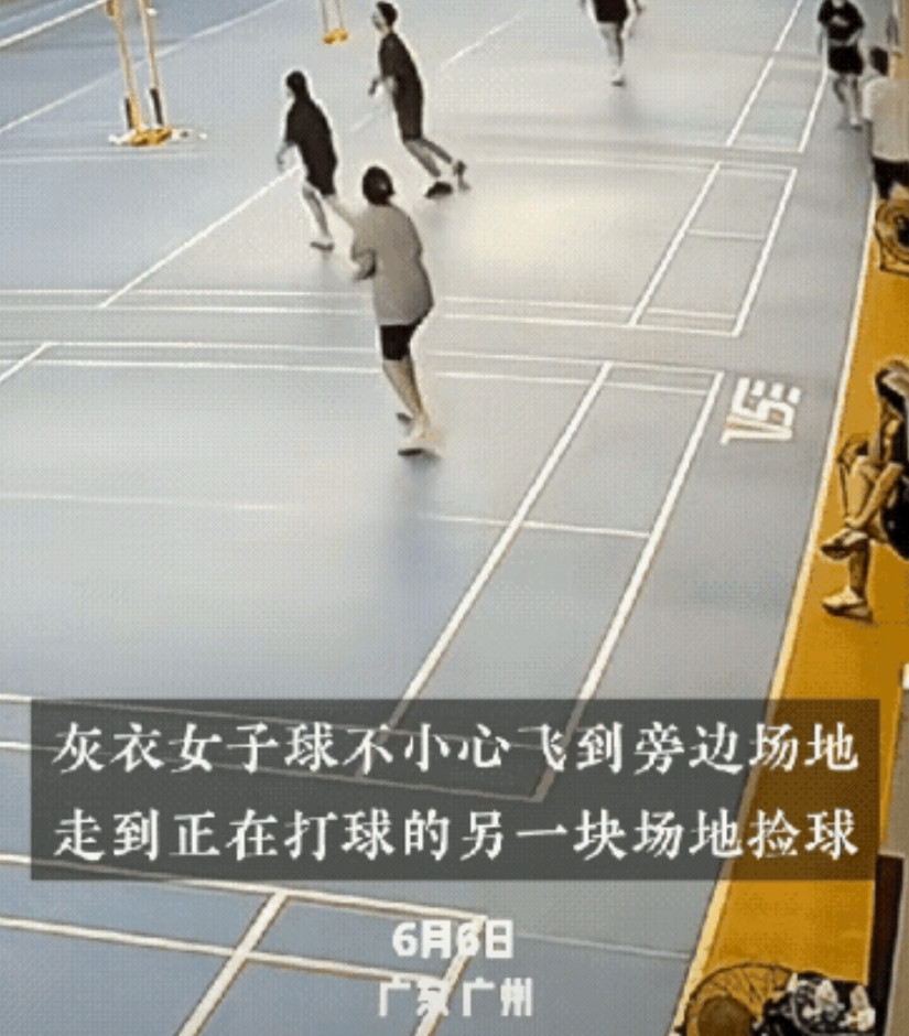 这是6月6日在广州一个羽毛球馆内发生的一幕，一对身穿黑色T恤衫的男女正在和对手如