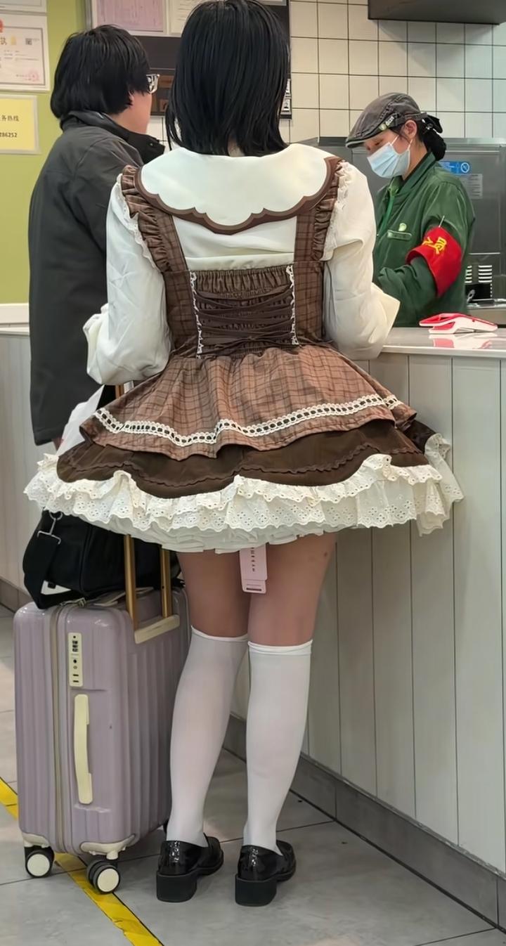 不知道哪个商家要倒霉了，这种裙子还不摘吊牌，意图可想而知。看样子女生是为了出门