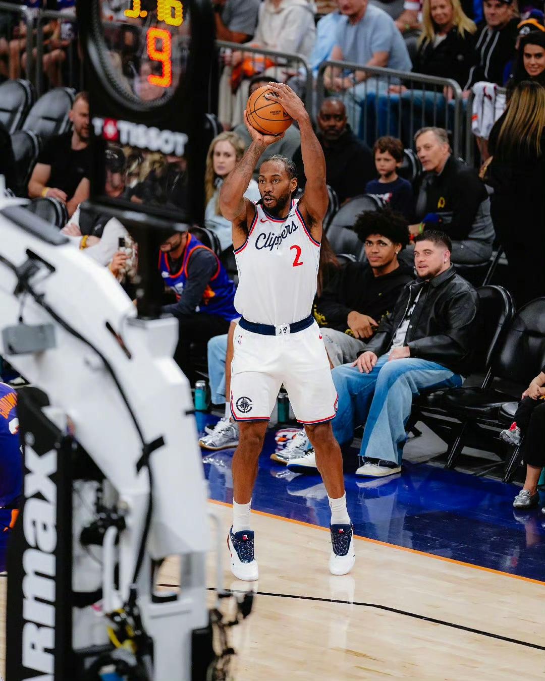 湖人感谢“同城死敌”，快船117-93太阳，谈三件事。1、湖人不敌尼克斯后，排