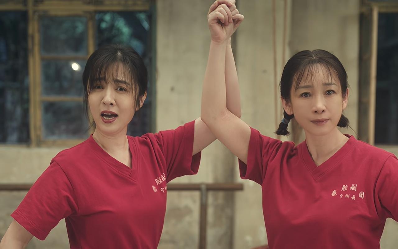 她凭什么来到《主角》剧组？难道是因为以前跟张嘉益有过合作？二人演过恋人？错！