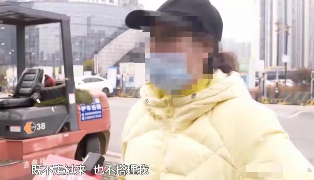 贵阳，女子带着家人来到某水汇放松一下，完事后，女子来到淋浴区，一丝不挂的冲澡，期