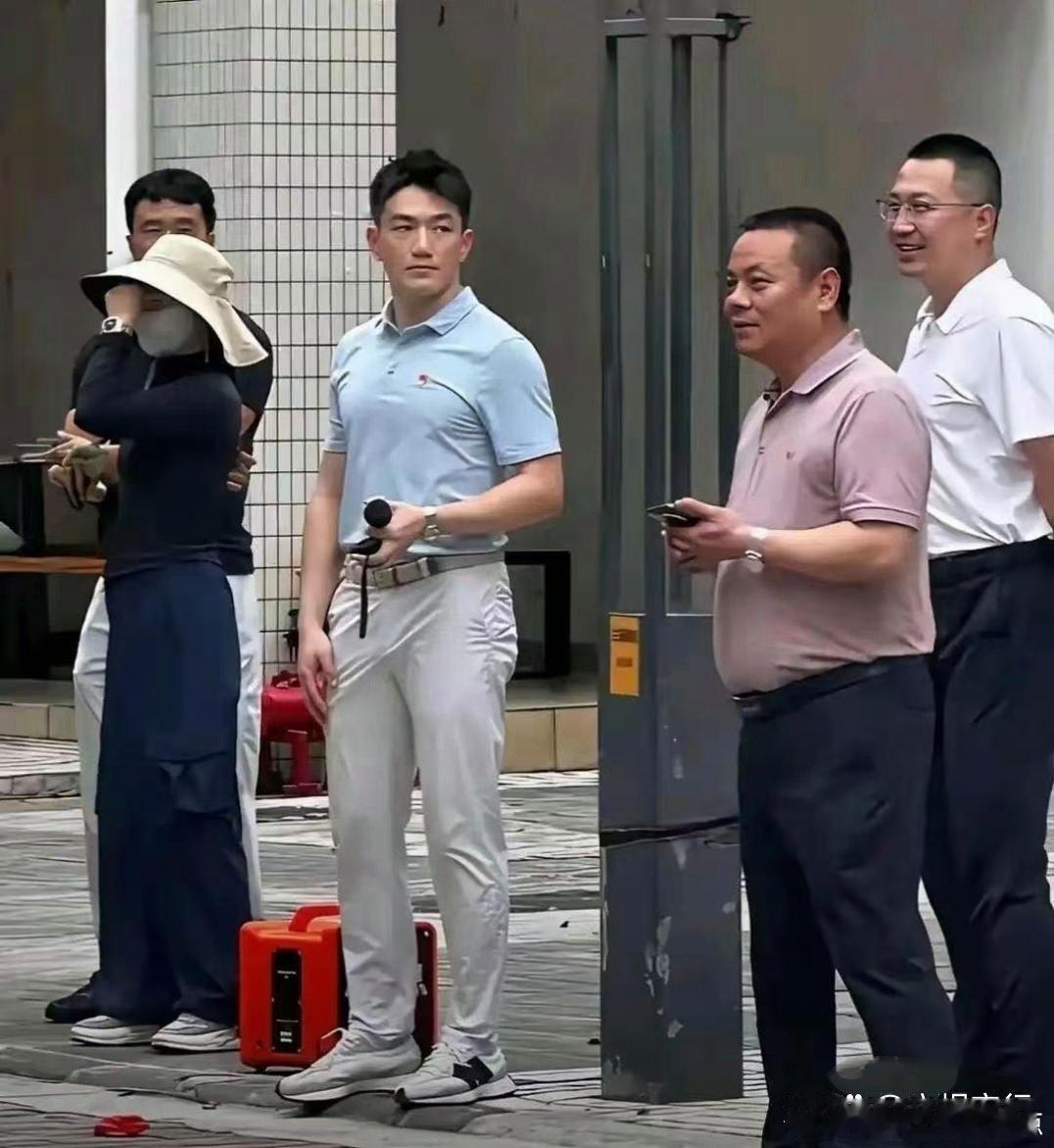 偶遇张馨予的老公，也没有那么帅，比普通人好一点吧​
