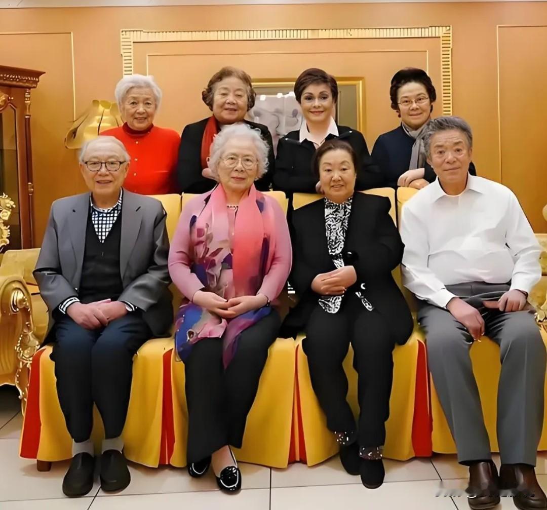 仔细一看，后排就认得出气质高雅‌的老艺术家谢芳，？，清丽脱俗的李谷一，？，前排左