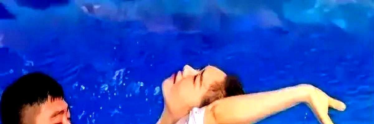 2007年，狗仔拍到陈道明夜里进她公寓，六小时后出来。全网立刻炸锅，说“靠男人上