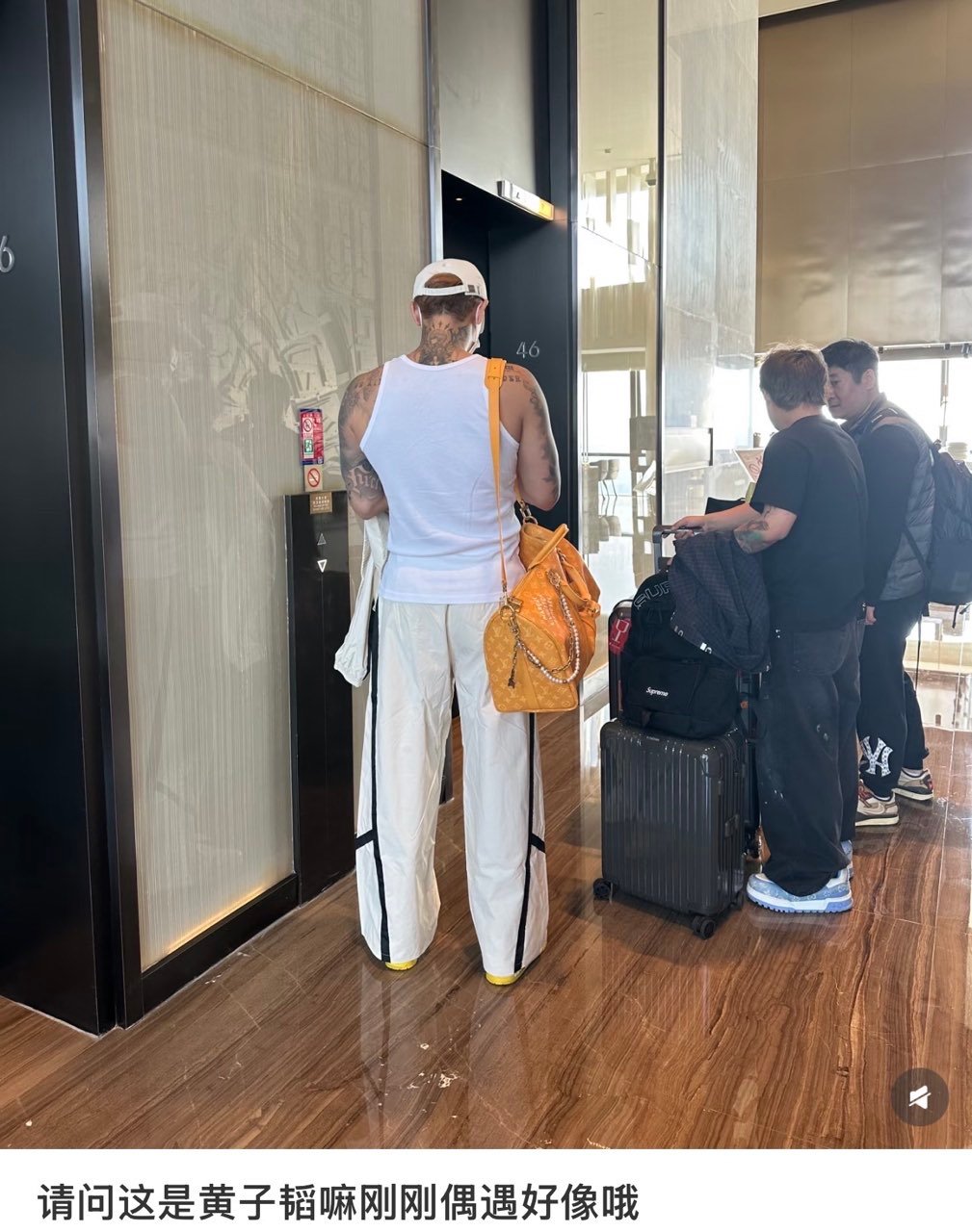 黄子韬居然这么壮第一次对黄子韬的身材有实感刷到网友偶遇黄子韬，晒出背影，评论里