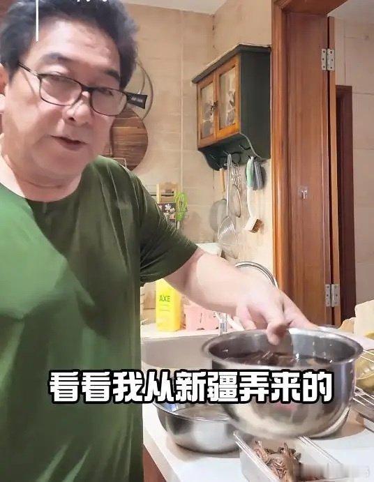 63岁水均益国庆假期自己在北京家里下厨做饭招待朋友！水均益做的是一道三鲜汤，里面有他从新疆买回来的鹿