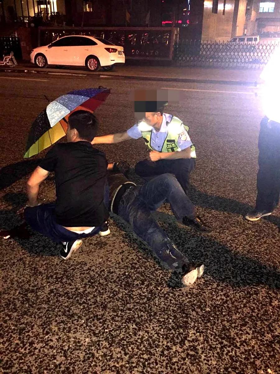 云南保山，男子驾车在路上正常行驶，突然，一醉酒小伙过来拍打车窗，并用力拉扯车门，