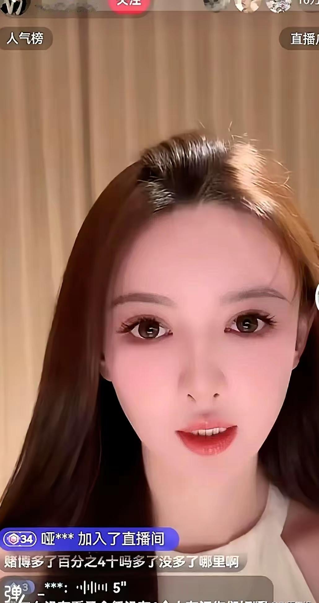 是黄晓明的女儿，好像拍到她生产时黄全程陪在身边，还说感谢老天给了他一个女儿。虽然