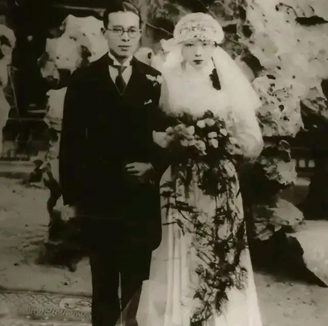 1939年，40岁的白兰花勾引宋霭龄23岁的儿子，在马尼拉成婚。宋霭龄气得浑身颤